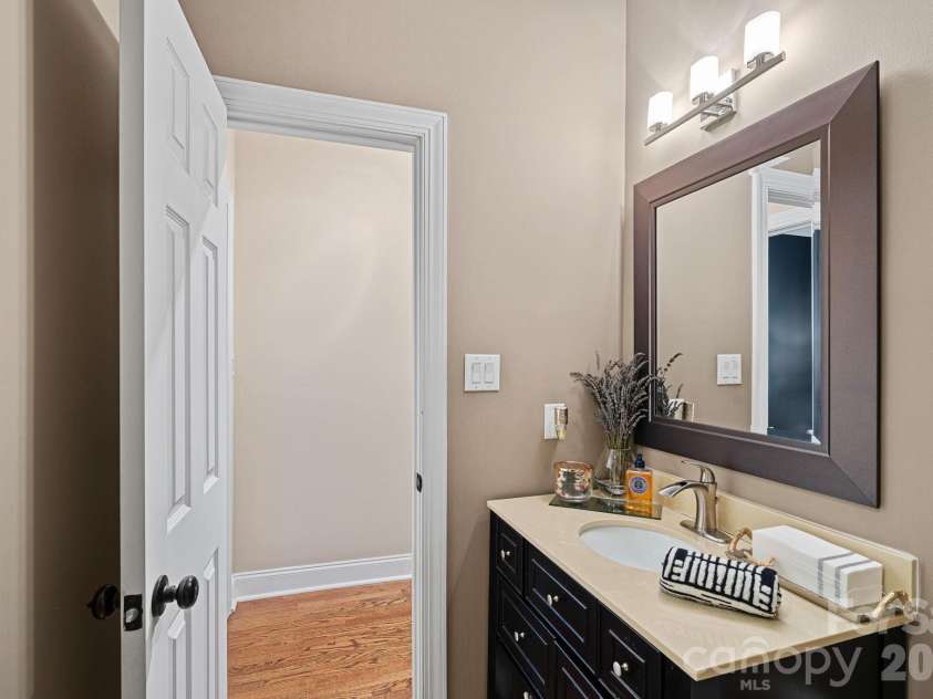18806 Boundary Oaks Court, Davidson, NC 28036.  MLS# CAR4423712, YatesRealty ID 51255. 