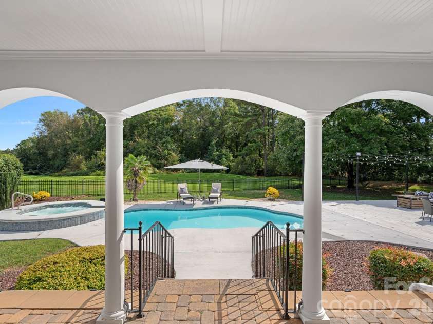 18806 Boundary Oaks Court, Davidson, NC 28036.  MLS# CAR4423712, YatesRealty ID 51255. 