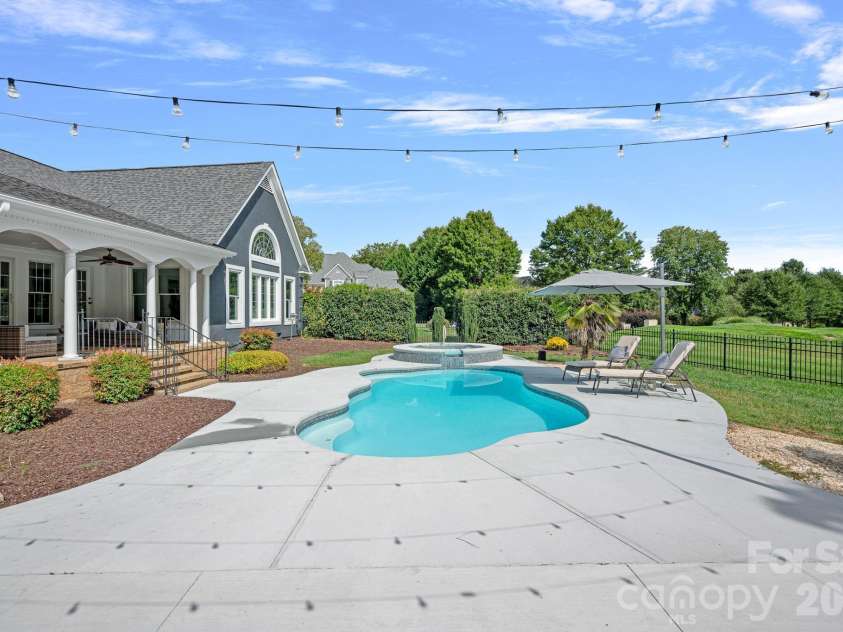 18806 Boundary Oaks Court, Davidson, NC 28036.  MLS# CAR4423712, YatesRealty ID 51255. 