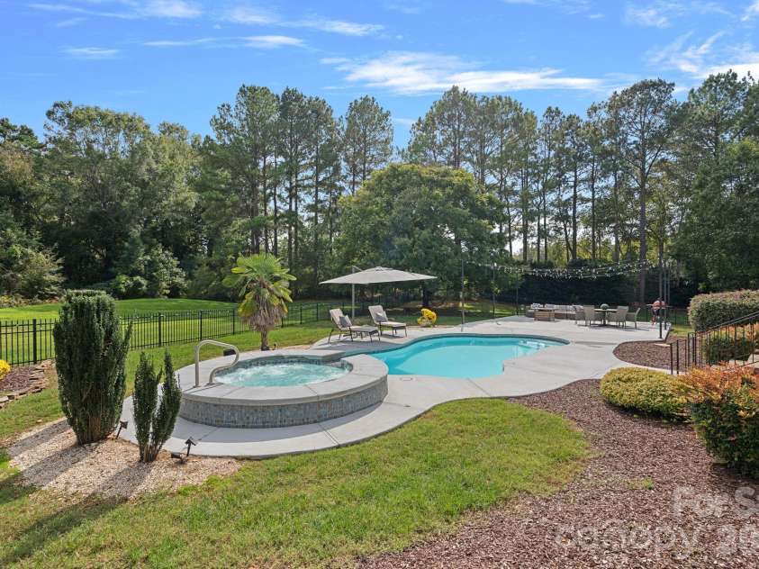 18806 Boundary Oaks Court, Davidson, NC 28036.  MLS# CAR4423712, YatesRealty ID 51255. 