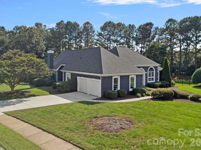 18806 Boundary Oaks Court, Davidson, NC 28036.  MLS# CAR4423712, YatesRealty ID 51255. 