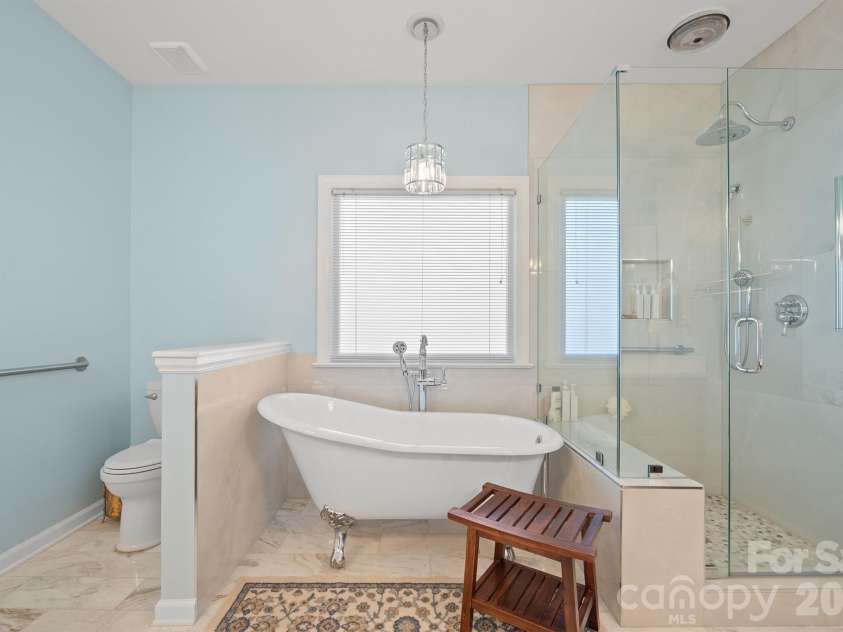 13618 Willow Breeze Lane, Huntersville, NC 28078.  MLS# CAR4424100, YatesRealty ID 51256. Beautifully updated primary bath