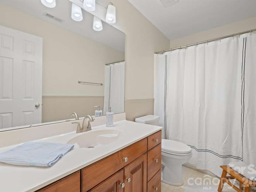 13618 Willow Breeze Lane, Huntersville, NC 28078.  MLS# CAR4424100, YatesRealty ID 51256. Hall bath