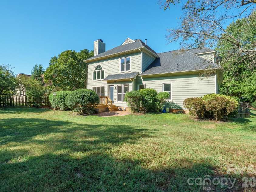 13618 Willow Breeze Lane, Huntersville, NC 28078.  MLS# CAR4424100, YatesRealty ID 51256. Large private backyard