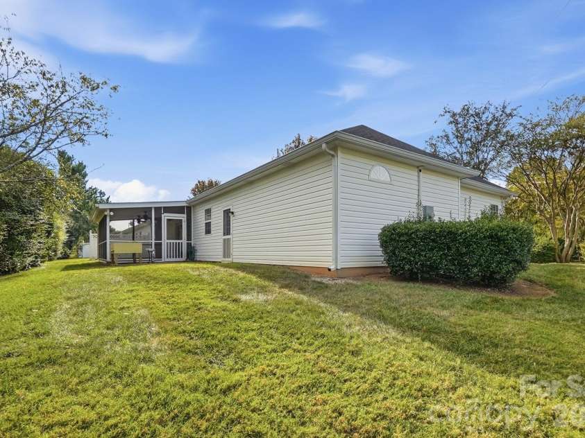 9218 Duckhorn Drive, Charlotte, NC 28277.  MLS# CAR4422862, YatesRealty ID 51258. 