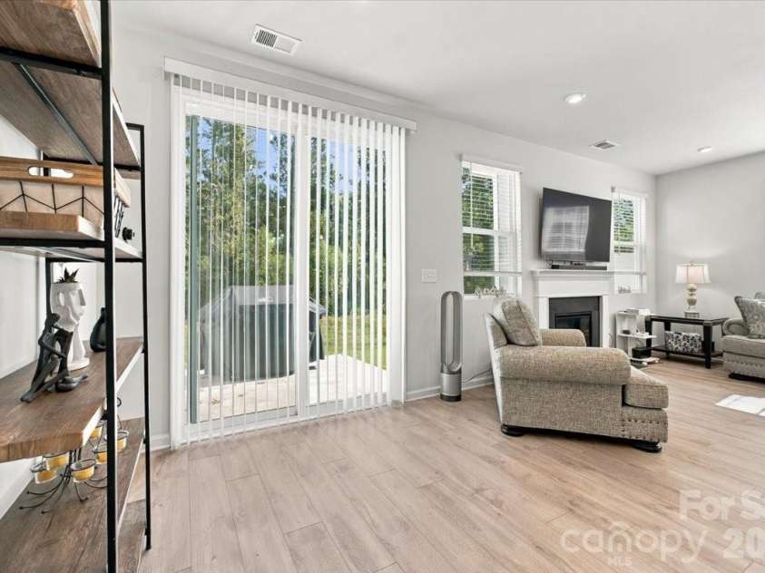 8036 Overmeadow Lane, Charlotte, NC 28269.  MLS# CAR4419889, YatesRealty ID 51259. Dining area