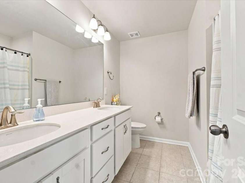 8036 Overmeadow Lane, Charlotte, NC 28269.  MLS# CAR4419889, YatesRealty ID 51259. Secondary full bath upstairs