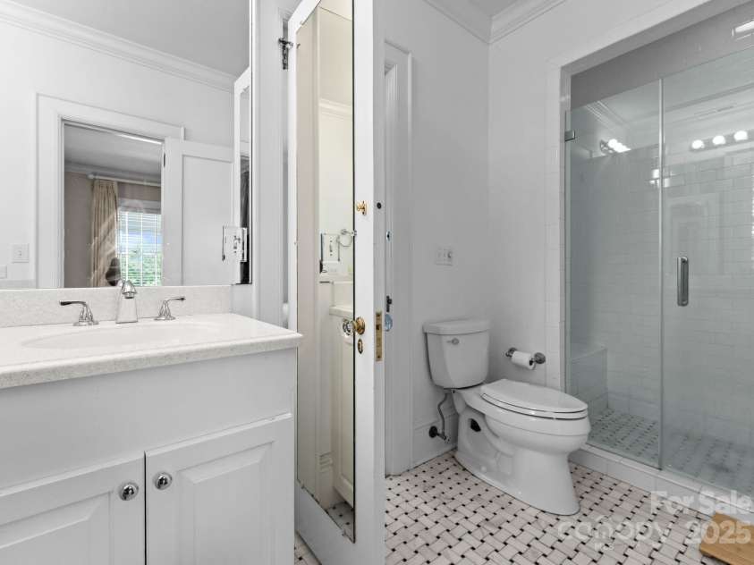 4016 Nettie Court, Charlotte, NC 28211.  MLS# CAR4097350, YatesRealty ID 5126. Shared Full bath