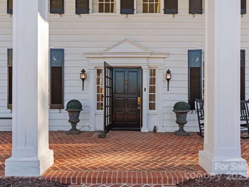 4016 Nettie Court, Charlotte, NC 28211.  MLS# CAR4318794, YatesRealty ID 5126. Front Porch 