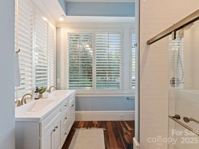 4016 Nettie Court, Charlotte, NC 28211.  MLS# CAR4318794, YatesRealty ID 5126. Main Floor Primary Bathroom 