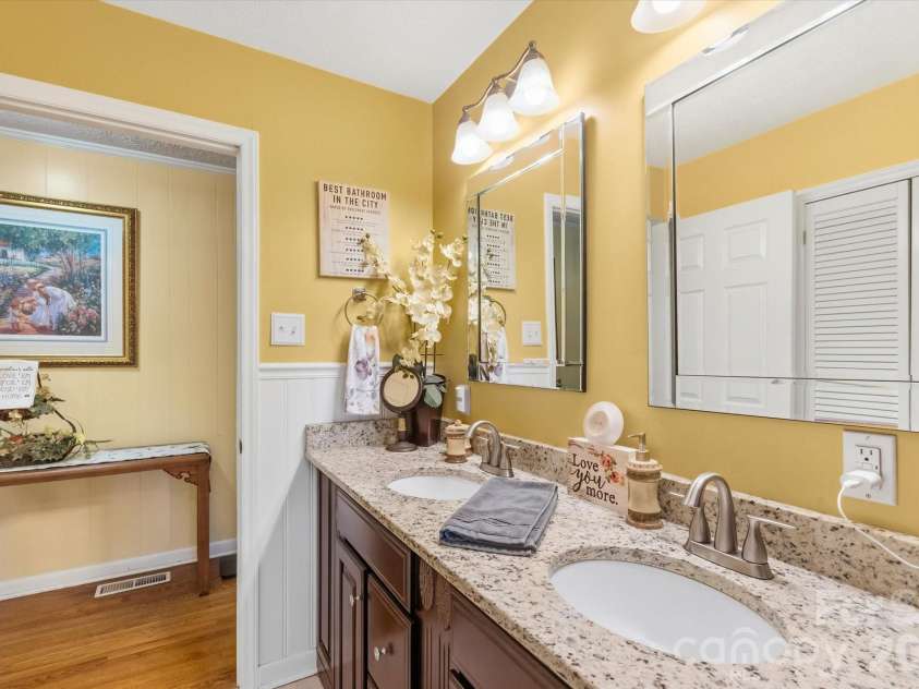 105 Merrywood Drive, Lenoir, NC 28645.  MLS# CAR4420683, YatesRealty ID 51261. 