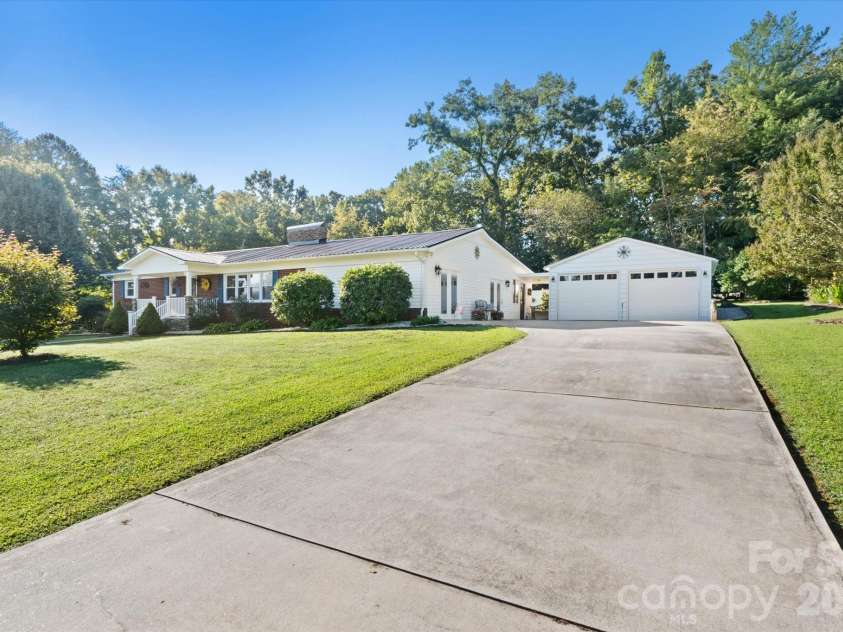 105 Merrywood Drive, Lenoir, NC 28645.  MLS# CAR4420683, YatesRealty ID 51261. 