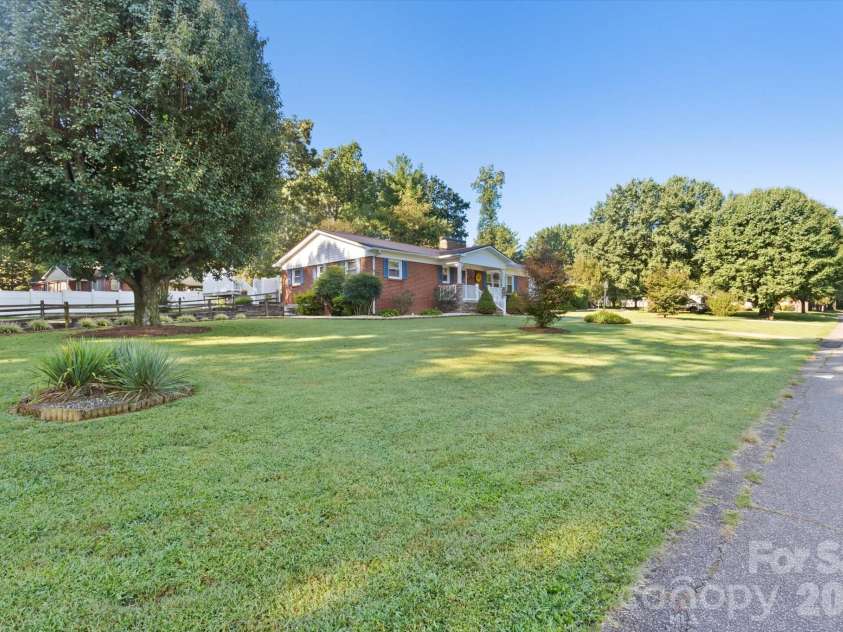 105 Merrywood Drive, Lenoir, NC 28645.  MLS# CAR4420683, YatesRealty ID 51261. 
