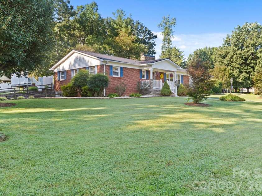 105 Merrywood Drive, Lenoir, NC 28645.  MLS# CAR4420683, YatesRealty ID 51261. 