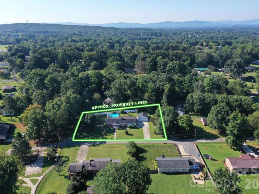105 Merrywood Drive, Lenoir, NC 28645.  MLS# CAR4420683, YatesRealty ID 51261. 
