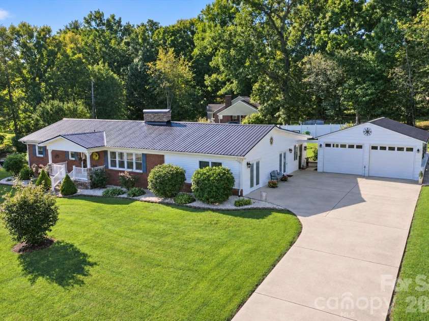 105 Merrywood Drive, Lenoir, NC 28645.  MLS# CAR4420683, YatesRealty ID 51261. 