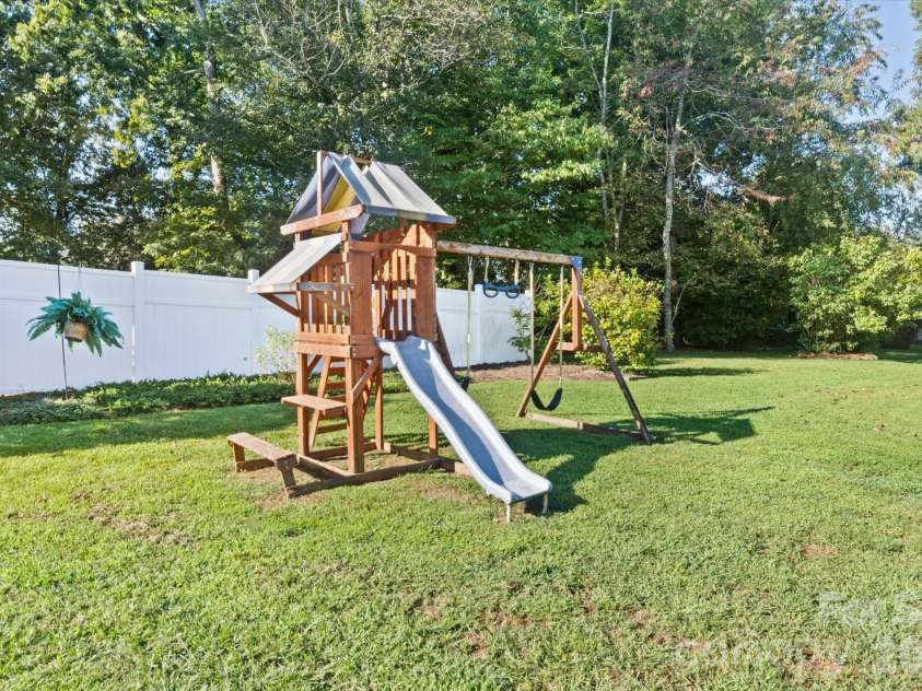 105 Merrywood Drive, Lenoir, NC 28645.  MLS# CAR4420683, YatesRealty ID 51261. 