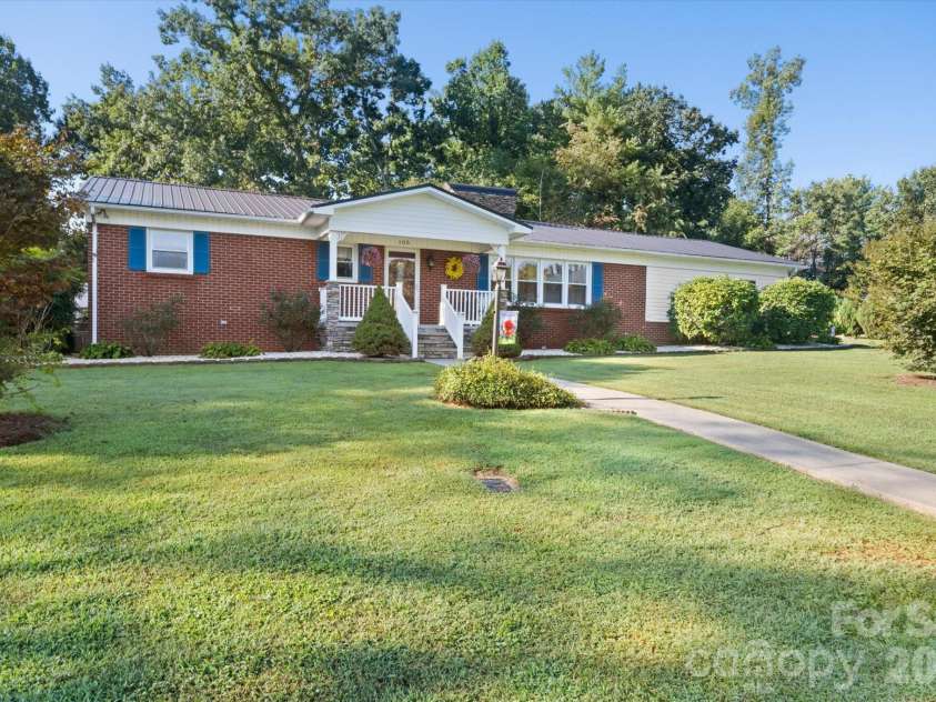 105 Merrywood Drive, Lenoir, NC 28645.  MLS# CAR4420683, YatesRealty ID 51261. 