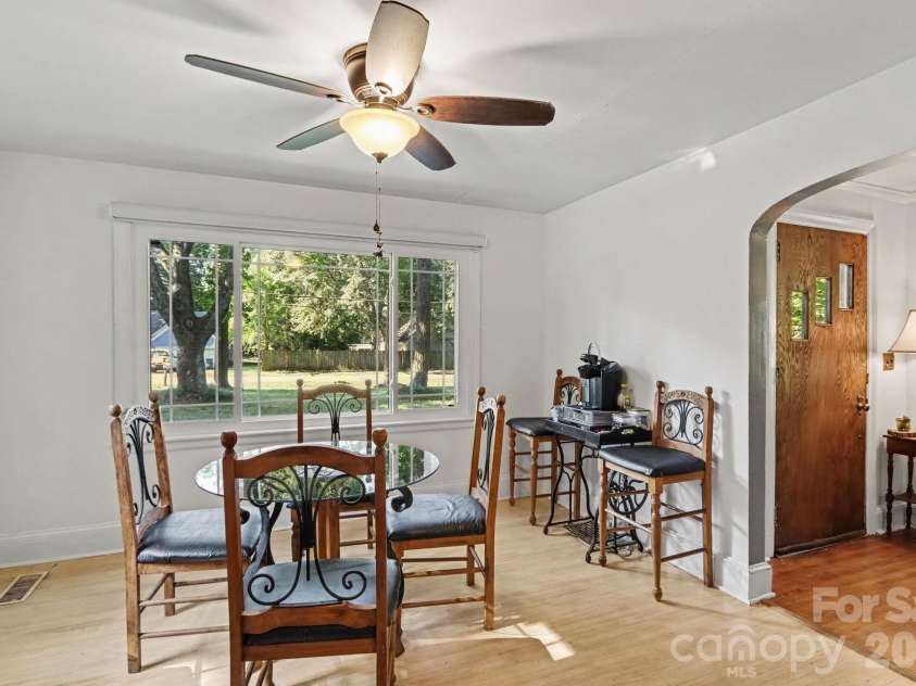 5528 Oak Drive, Charlotte, NC 28216.  MLS# CAR4419898, YatesRealty ID 51263. Breakfast Area