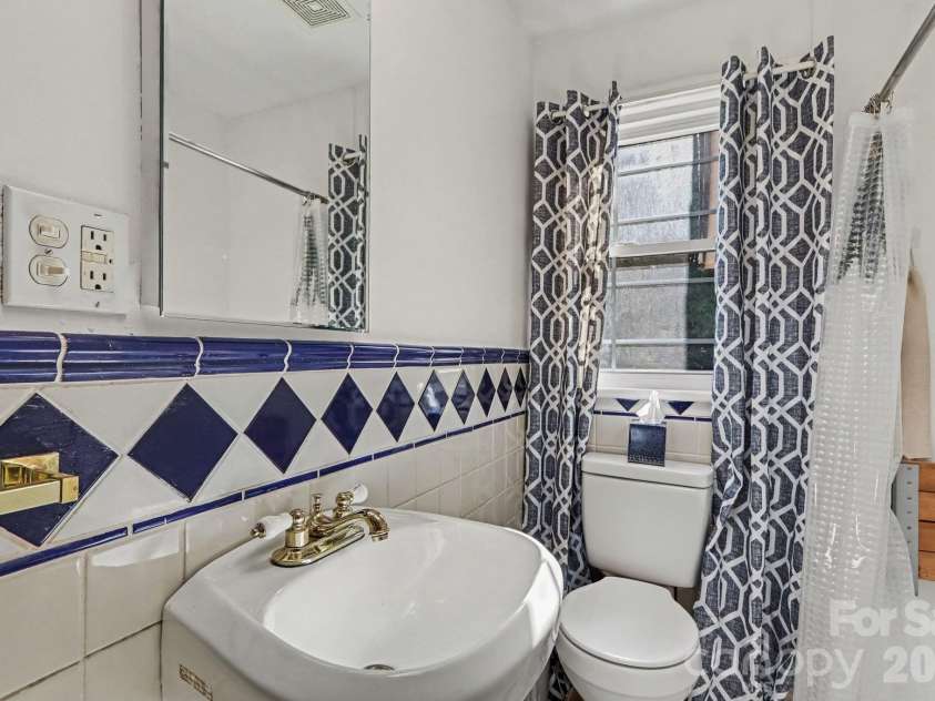 5528 Oak Drive, Charlotte, NC 28216.  MLS# CAR4419898, YatesRealty ID 51263. Downstairs Full Bath