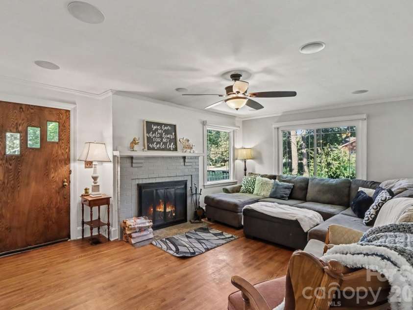5528 Oak Drive, Charlotte, NC 28216.  MLS# CAR4419898, YatesRealty ID 51263. Family Room