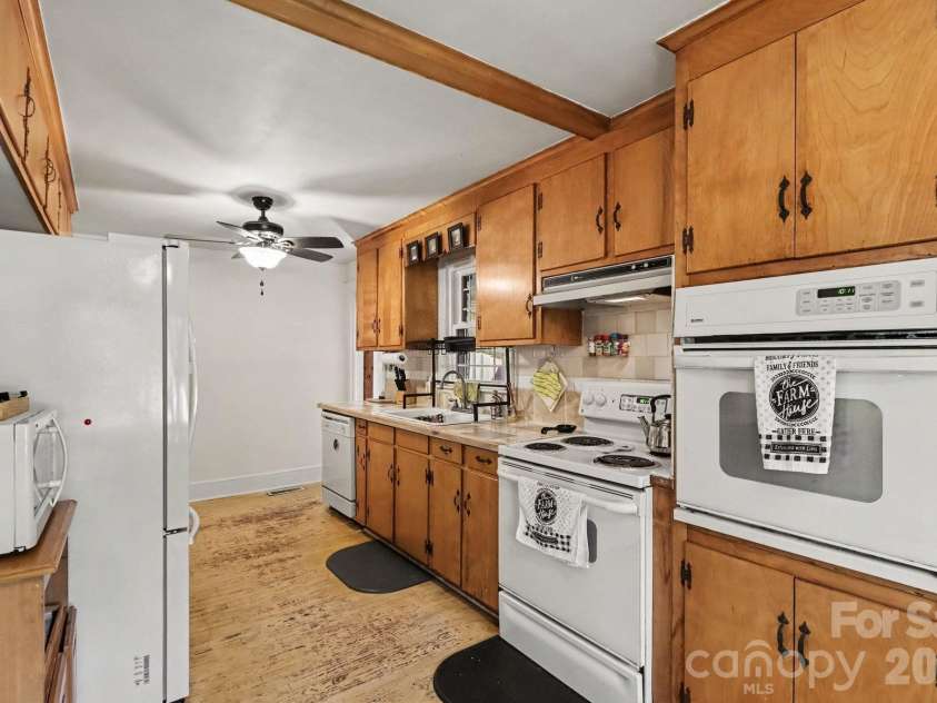 5528 Oak Drive, Charlotte, NC 28216.  MLS# CAR4419898, YatesRealty ID 51263. Kitchen View from Breakfast Area