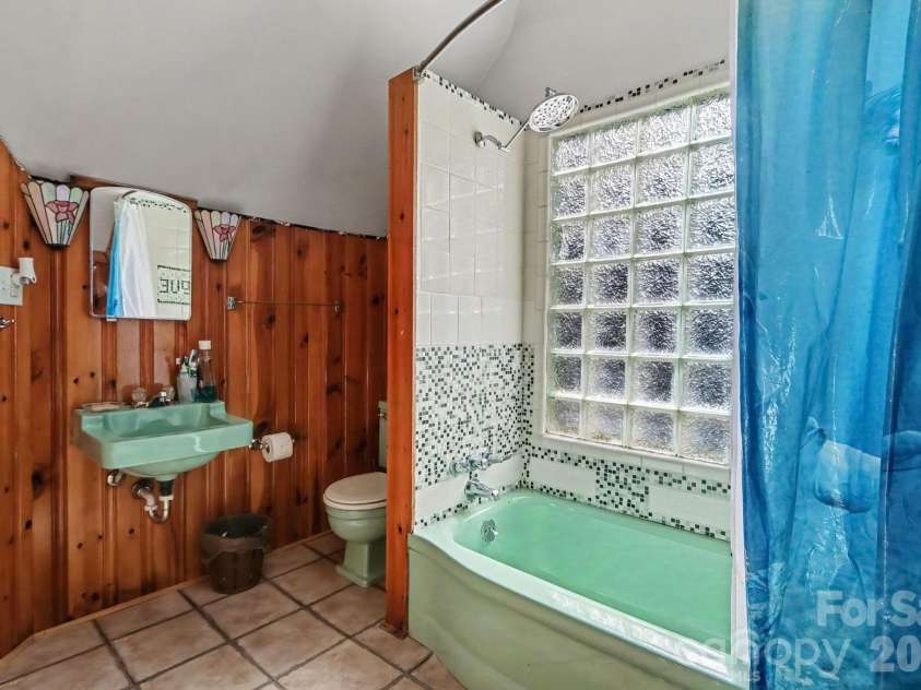 5528 Oak Drive, Charlotte, NC 28216.  MLS# CAR4419898, YatesRealty ID 51263. Upstairs Full Bath