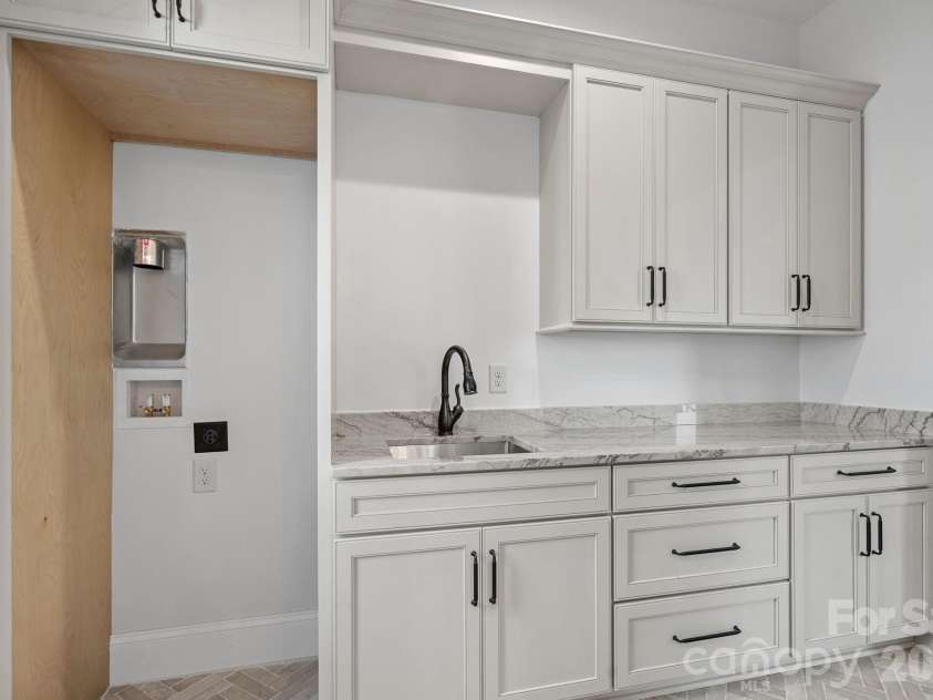 7679 Rabbit Circle, Denver, NC 28037.  MLS# CAR4420674, YatesRealty ID 51265. Main floor laundry room