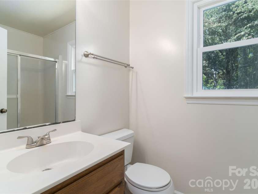 10717 Danesway Lane, Cornelius, NC 28031.  MLS# CAR4418933, YatesRealty ID 51266. Full bathroom
