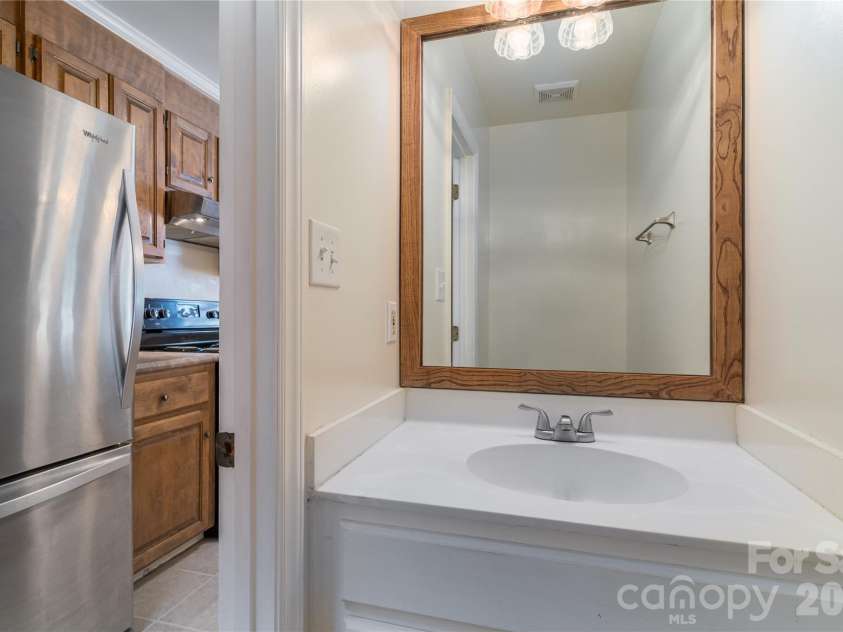 10717 Danesway Lane, Cornelius, NC 28031.  MLS# CAR4418933, YatesRealty ID 51266. Half bathroom