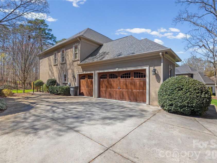 8225 Victoria Lake Drive, Waxhaw, NC 28173.  MLS# CAR4340620, YatesRealty ID 5127. 