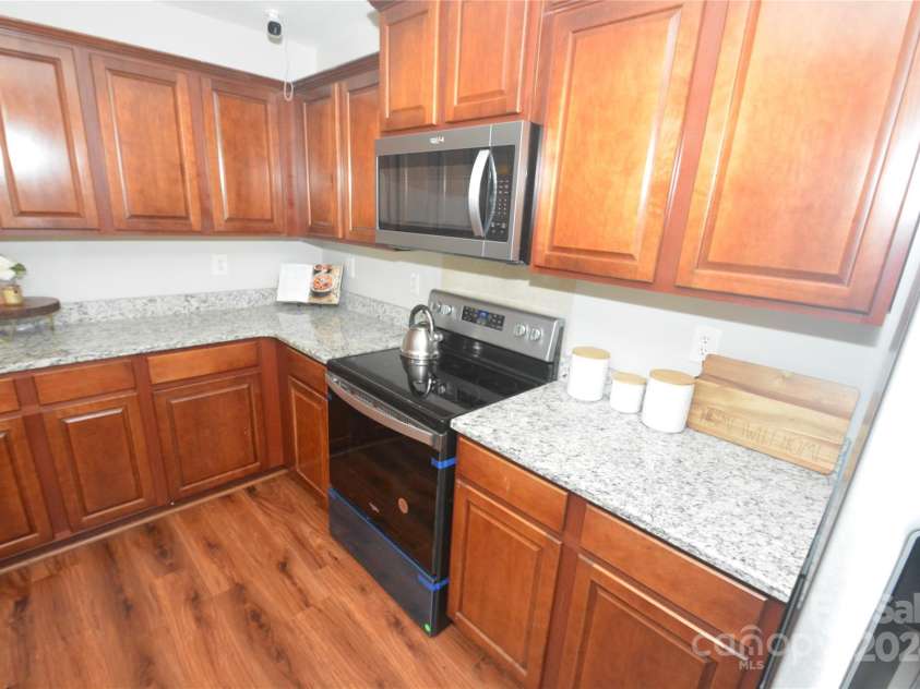 5132 Stone Park Drive, Charlotte, NC 28269.  MLS# CAR4207741, YatesRealty ID 5128. Kitchen with ss appliances