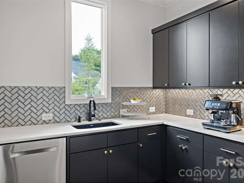 316 Mammoth Oaks Drive, Charlotte, NC 28270.  MLS# CAR4416079, YatesRealty ID 51280. 