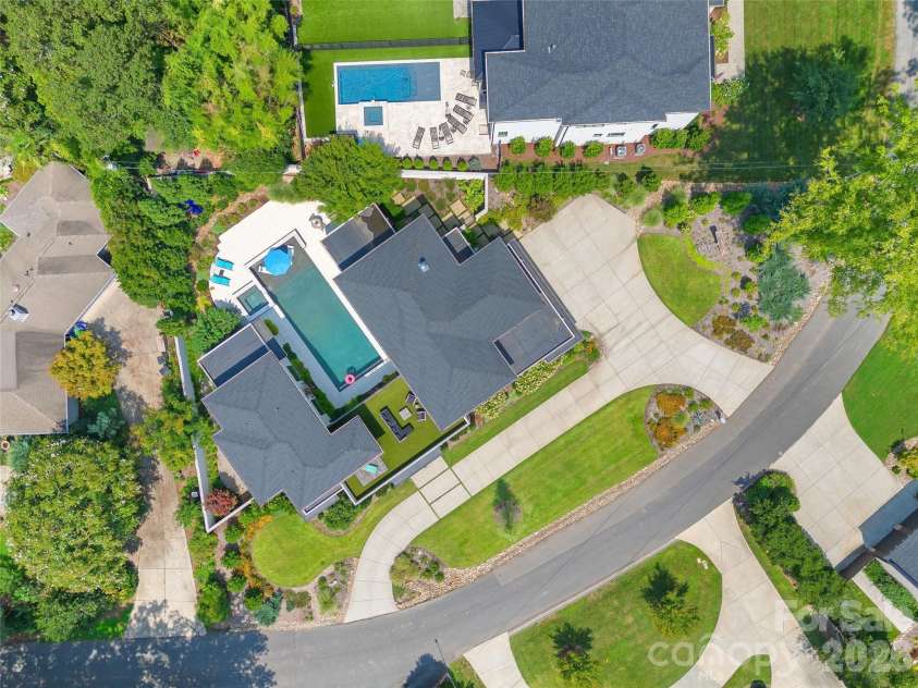 316 Mammoth Oaks Drive, Charlotte, NC 28270.  MLS# CAR4416079, YatesRealty ID 51280. Circular Driveway