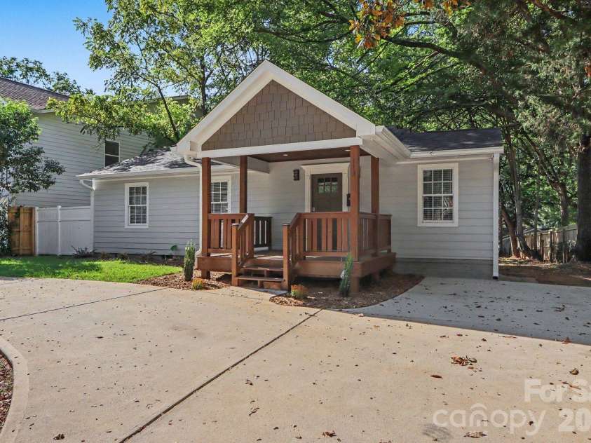 113 Smallwood Place, Charlotte, NC 28216.  MLS# CAR4413869, YatesRealty ID 51281. 