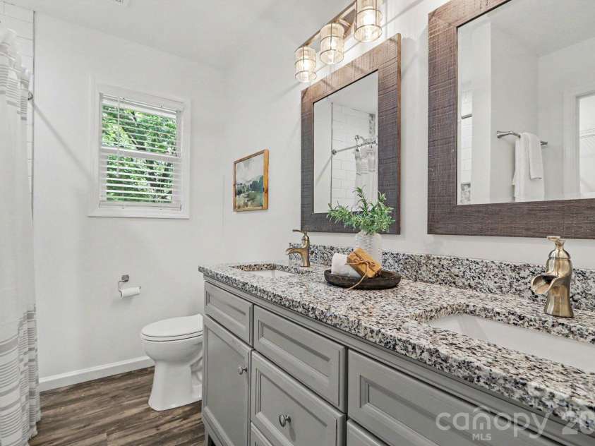 113 Smallwood Place, Charlotte, NC 28216.  MLS# CAR4413869, YatesRealty ID 51281. Primary Bathroom
