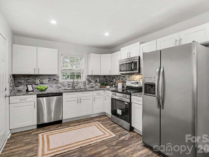 113 Smallwood Place, Charlotte, NC 28216.  MLS# CAR4413869, YatesRealty ID 51281. Updated kitchen