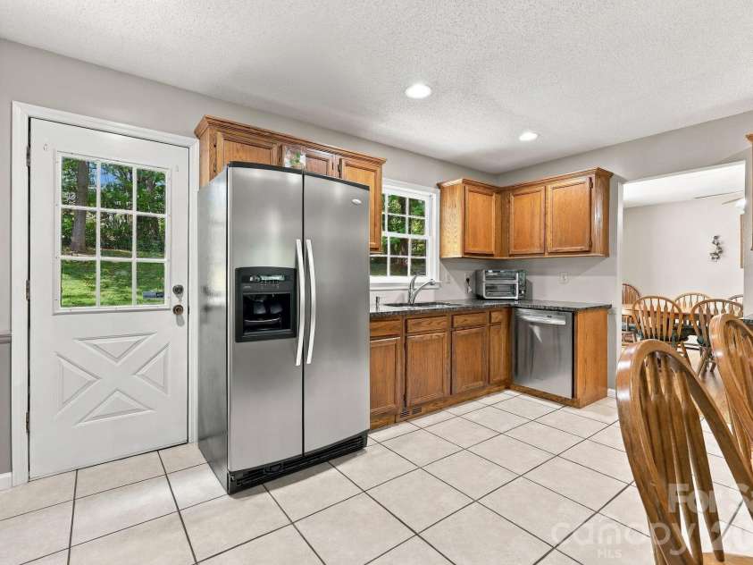 6 Cisco Road, Asheville, NC 28805.  MLS# CAR4424586, YatesRealty ID 51283. Large, open kitchen, breakfast bar