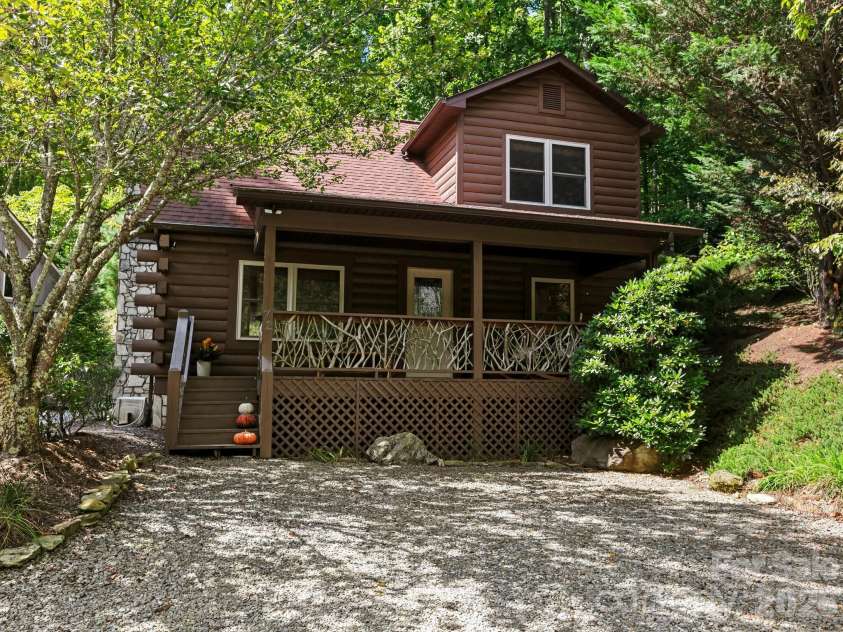 72 Cottontail Trail, Maggie Valley, NC 28751.  MLS# CAR4424527, YatesRealty ID 51292. Front entrance.