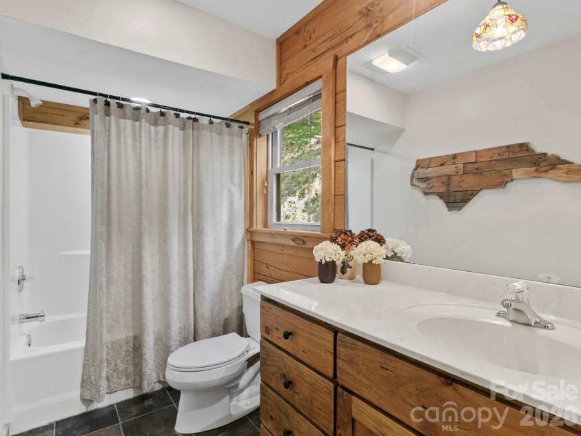 72 Cottontail Trail, Maggie Valley, NC 28751.  MLS# CAR4424527, YatesRealty ID 51292. Primary full bathroom.