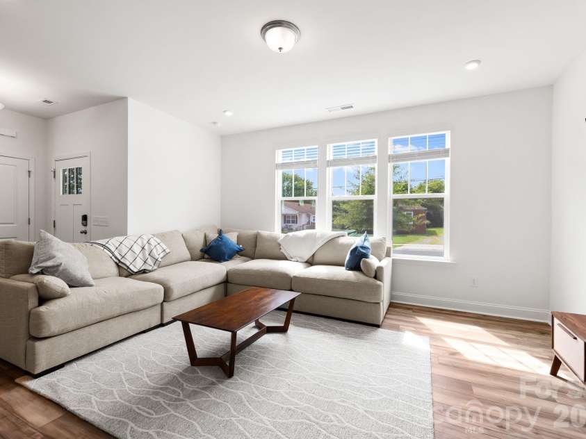 2950 Clyde Drive, Charlotte, NC 28208.  MLS# CAR4422421, YatesRealty ID 51293. 