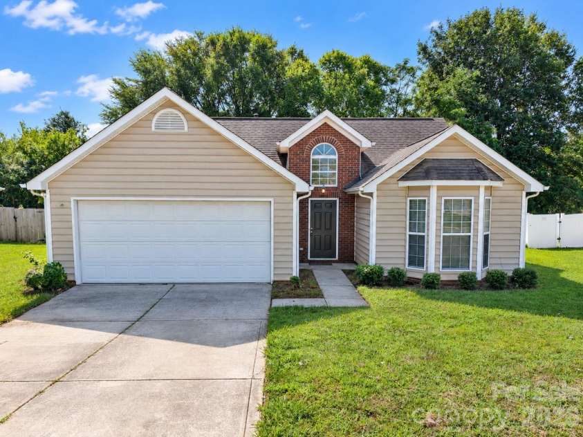 12704 Cumberland Crest Drive, Huntersville, NC 28078.  MLS# CAR4419361, YatesRealty ID 51298. 