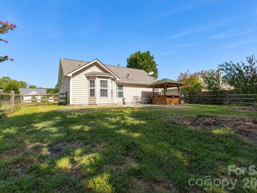 12704 Cumberland Crest Drive, Huntersville, NC 28078.  MLS# CAR4419361, YatesRealty ID 51298. 