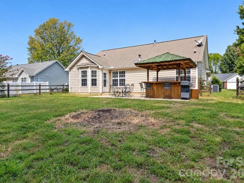 12704 Cumberland Crest Drive, Huntersville, NC 28078.  MLS# CAR4419361, YatesRealty ID 51298. 