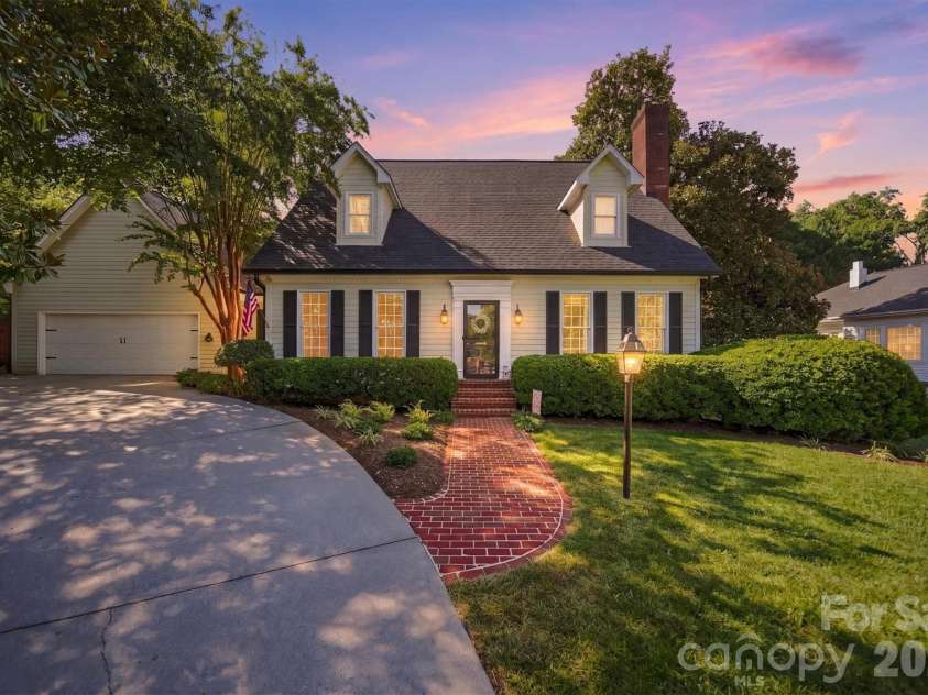 114 6th Avenue, Hickory, NC 28601.  MLS# CAR4424432, YatesRealty ID 51311. 