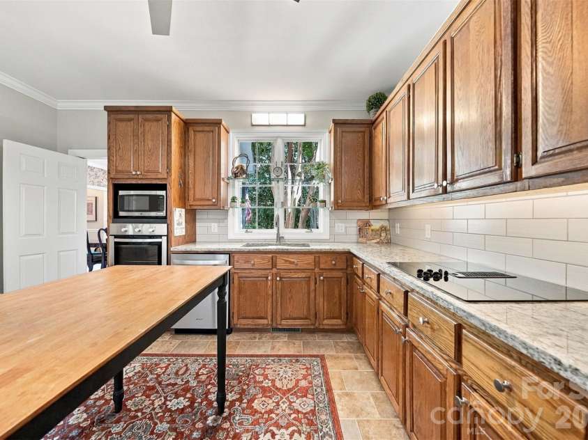 114 6th Avenue, Hickory, NC 28601.  MLS# CAR4424432, YatesRealty ID 51311. 