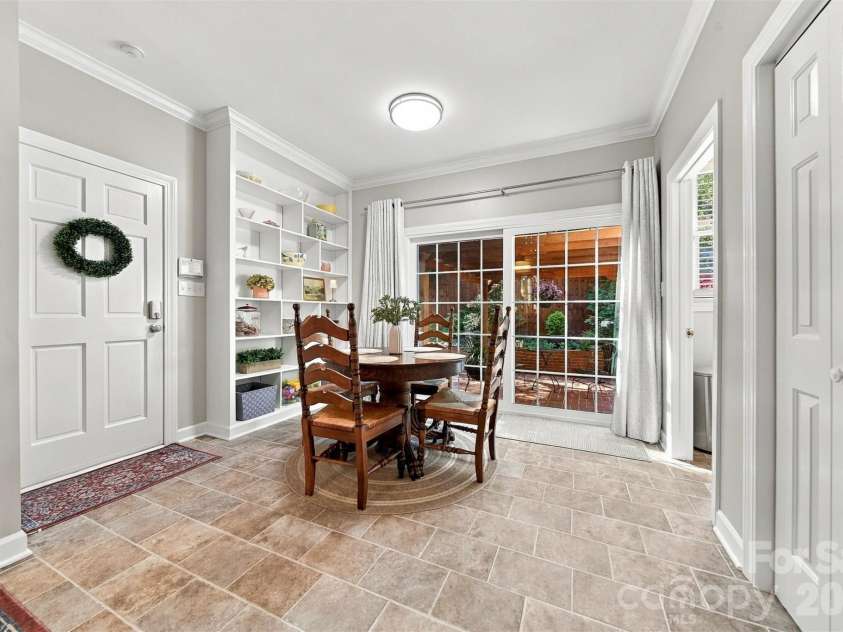 114 6th Avenue, Hickory, NC 28601.  MLS# CAR4424432, YatesRealty ID 51311. 