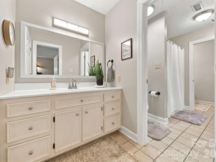 114 6th Avenue, Hickory, NC 28601.  MLS# CAR4424432, YatesRealty ID 51311. 