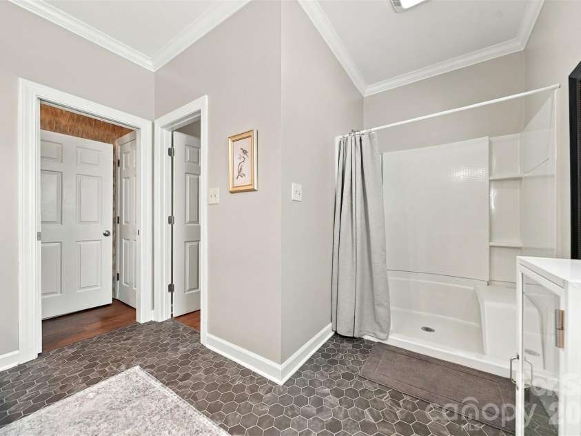 114 6th Avenue, Hickory, NC 28601.  MLS# CAR4424432, YatesRealty ID 51311. 