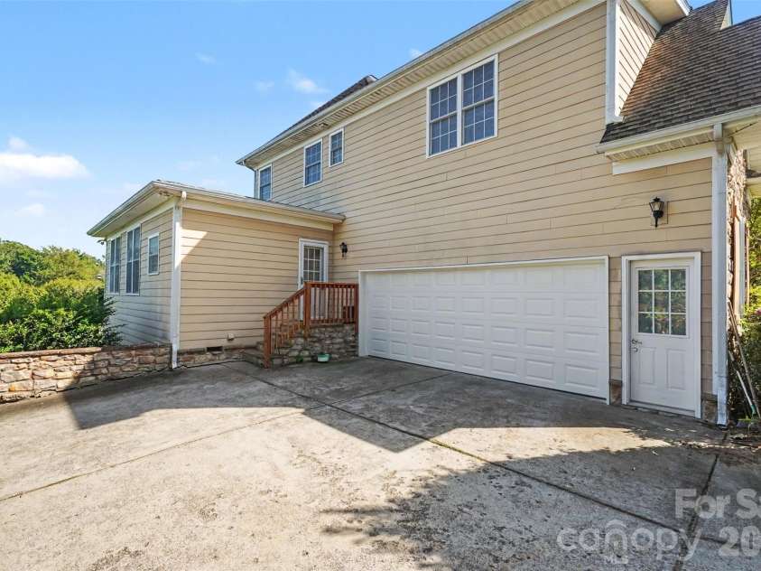 2300 Potter Road, Waxhaw, NC 28173.  MLS# CAR4424737, YatesRealty ID 51312. 